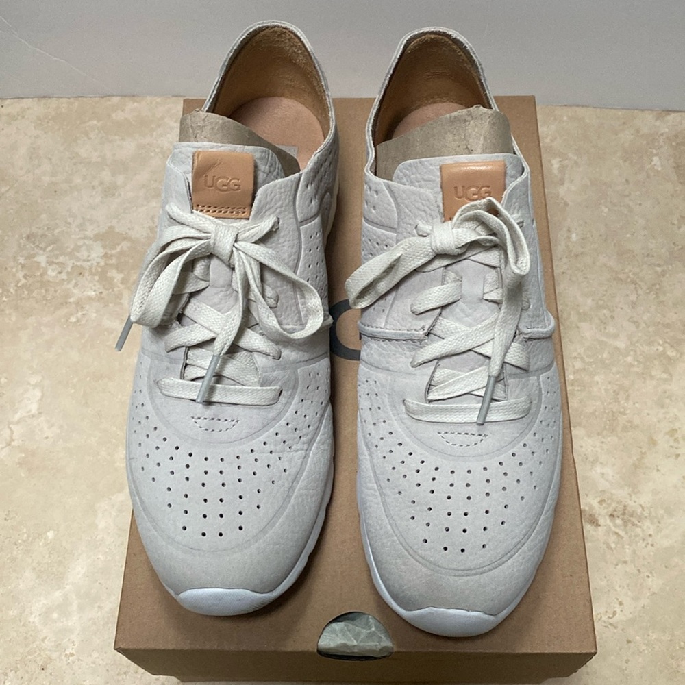 UGG Womens Athletic Shoes Size 9